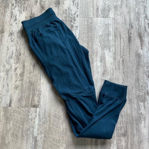 Lululemon ❤️🎄 jogger in Night Diver - Picture 1 of 7